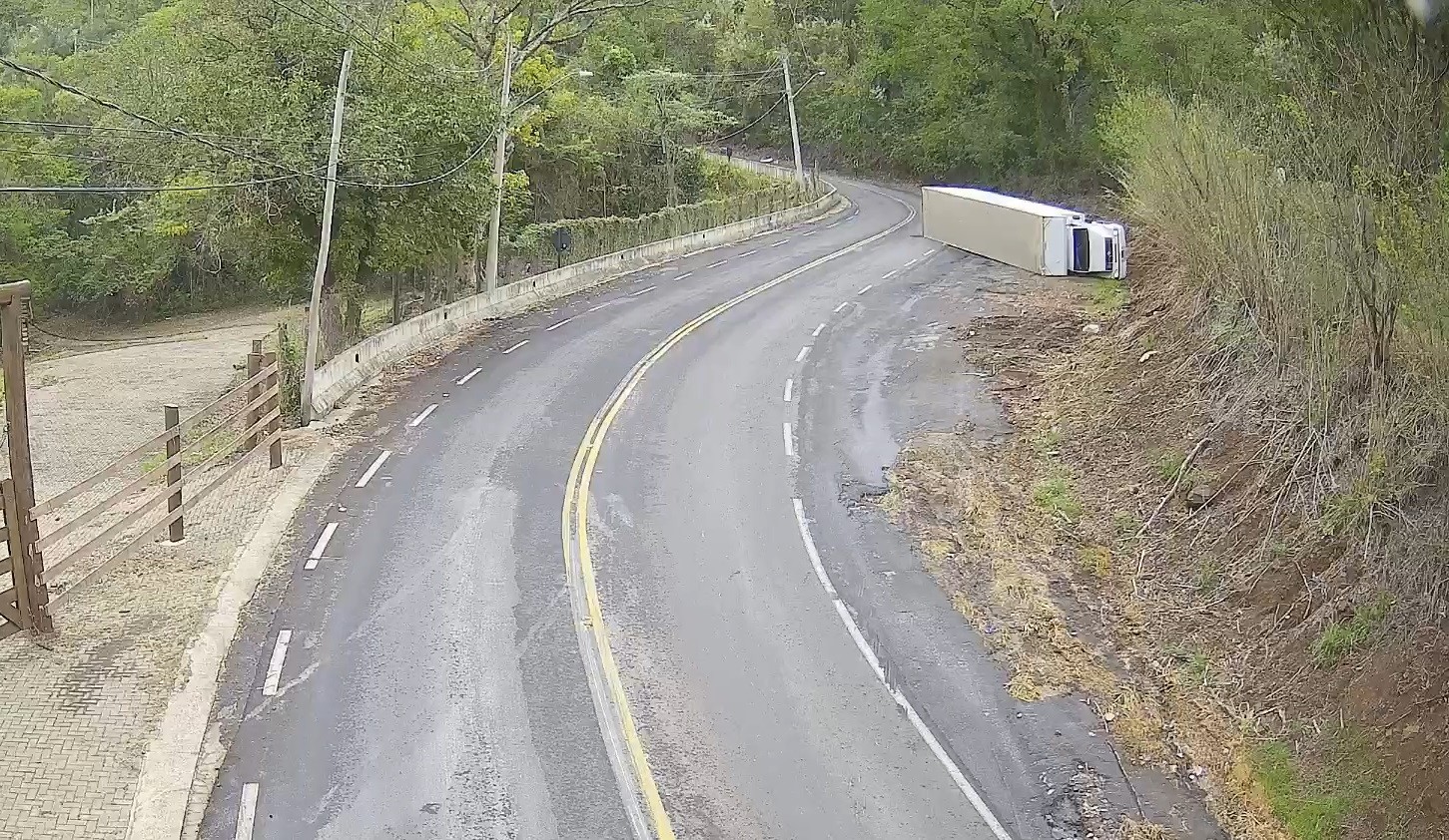 VÍDEO: caminhão perde o freio e tomba na serra de São Pedro