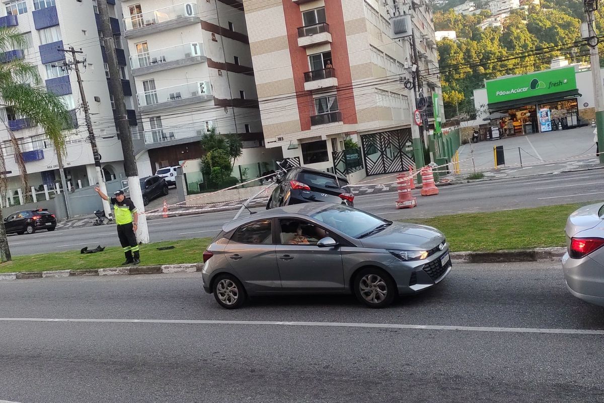 Motorista sobe em canteiro central e derruba coluna de semáforo em Santos, SP