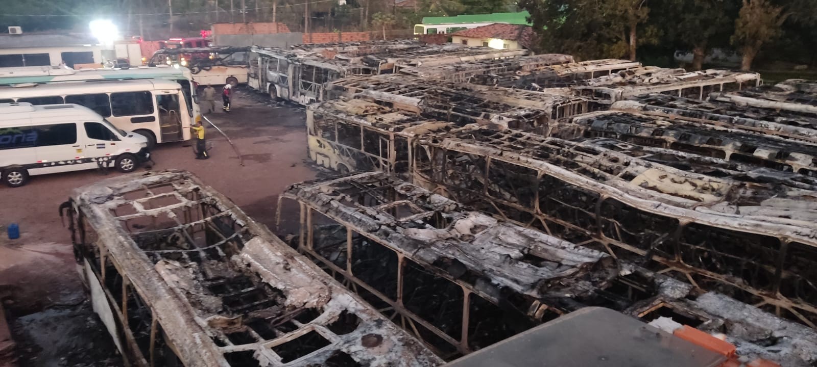 VÍDEO: incêndio atinge garagem de empresa de ônibus e destrói veículos no MA
