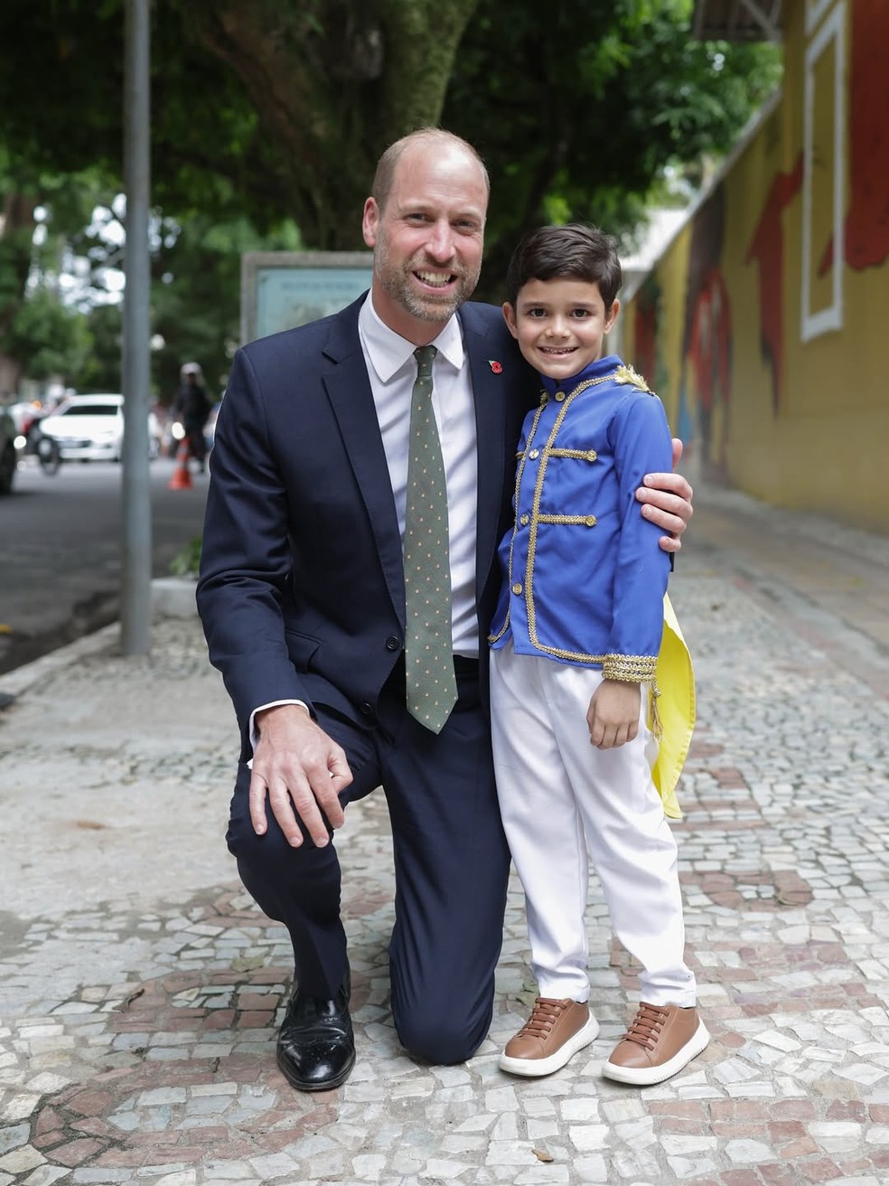 Príncipe William planta cedro-branco e fala com lideranças