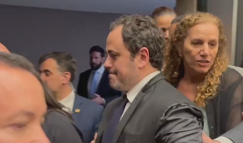 Terno de Glauber Braga foi rasgado na confusão — Foto: Reprodução/TV Globo