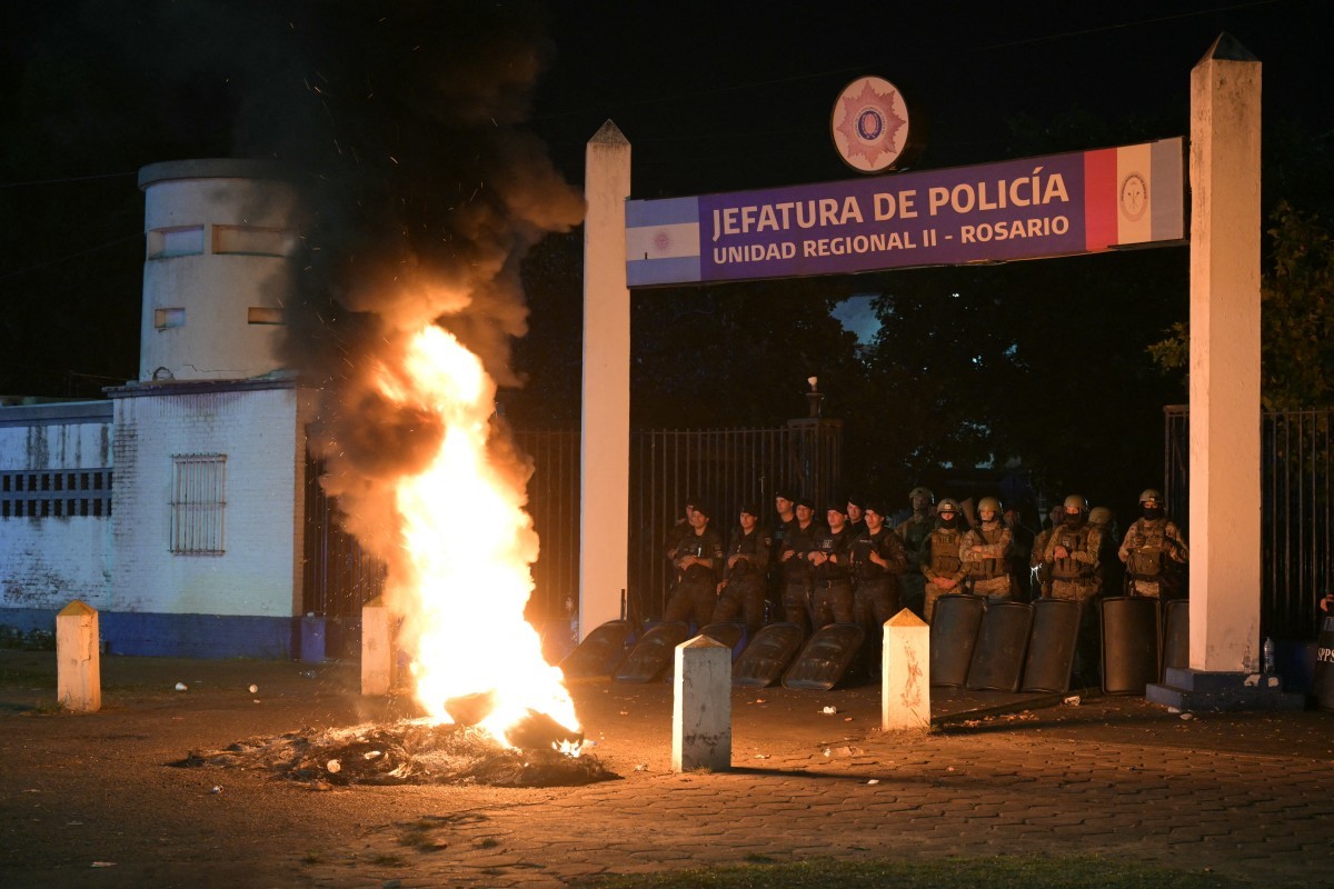 Rebelião policial na Argentina tem queima de pneus e cobrança por melhores salários