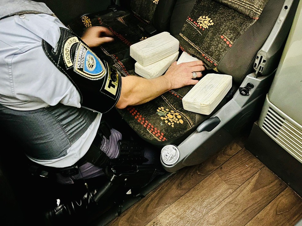 Passageiro é preso com tabletes de maconha escondidas em ônibus, em Regente Feijó (SP) — Foto: Polícia Rodoviária