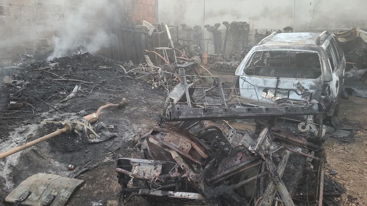 Incêndio atinge ferro-velho em Resende