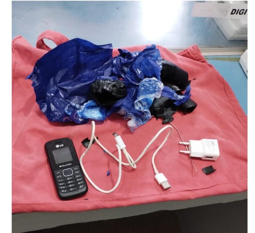 Mulher é presa ao tentar entrar com celular e carregador nas partes íntimas em penitenciária de Ipaba — Foto: Penitenciária Dênio Moreira de Carvalho