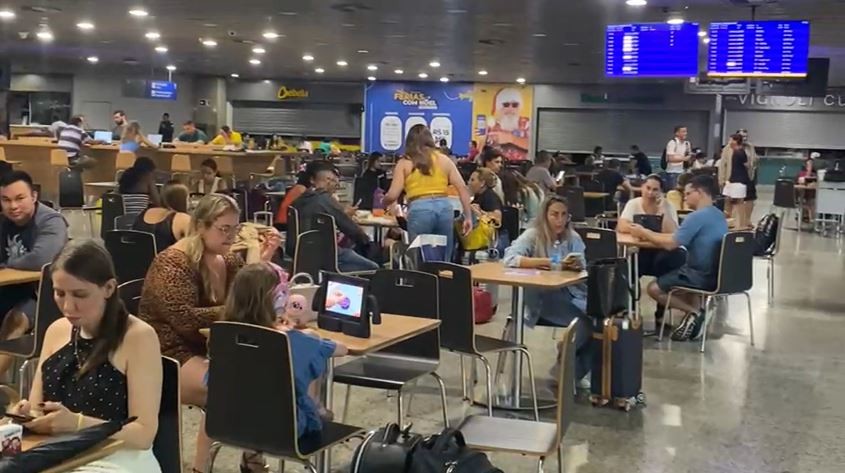 Aeroporto de Fortaleza funciona à base de gerador após temporal