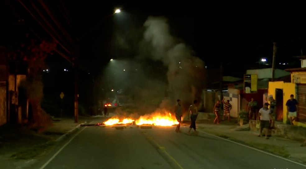 Moradores colocam fogo na avenida Botto de Menezes — Foto: TV Cabo Branco/Reprodução