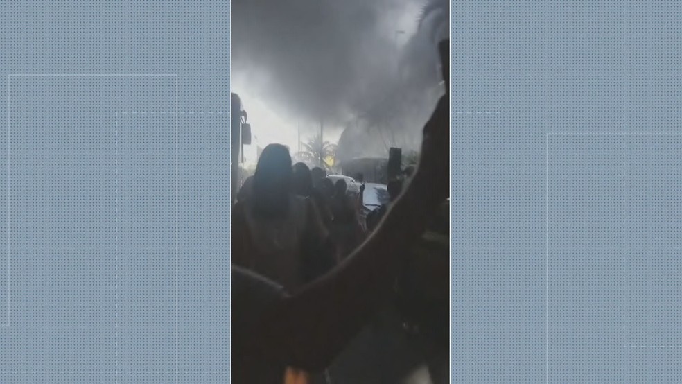 Incêndio em caminhão interdita trânsito na Linha Amarela — Foto: Reprodução/ TV Globo