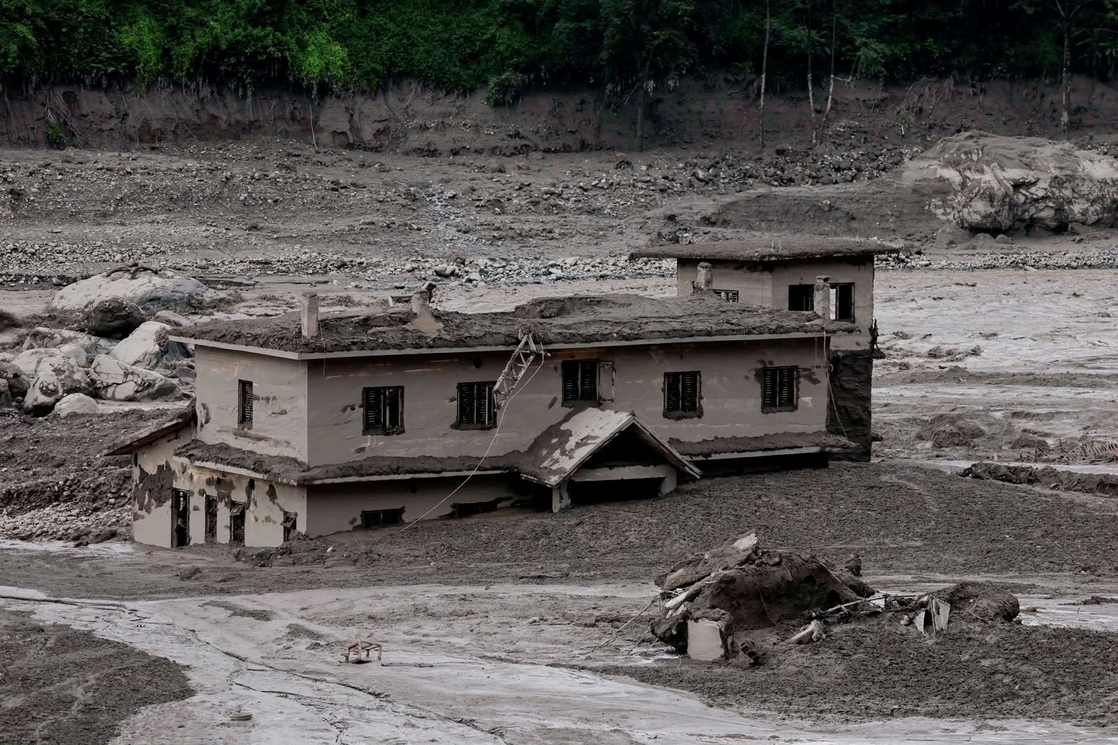 VÍDEO mostra desespero de passageiros de ônibus durante avalanche no Nepal