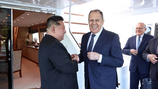 'Irmandade invencível': De braços dados com Kim Jong-un, Lavrov enaltece aliança russa com Coreia do Norte - Nas imagens divulgadas pelo ministério de Relações Exteriores neste sábado (12), chanceler da Rússia aparece de mãos dadas com Kim Jong-un e reafirma parceria entre os países.