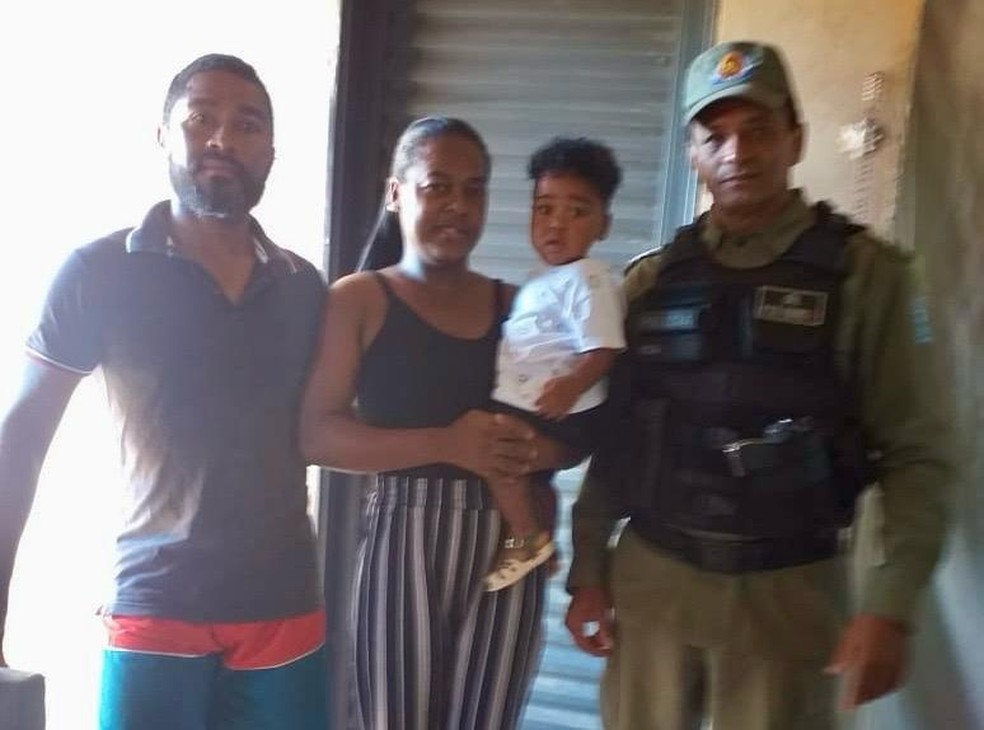 Bebê se engasga com cuscuz e é salvo por policiais militares no Sul do Piauí — Foto: Divulgação/PMPI