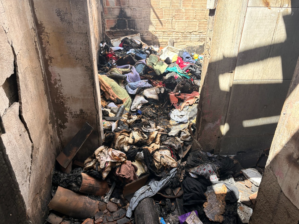Família perde tudo após incêndio em Campina Grande; suspeita é de curto em ventilador
