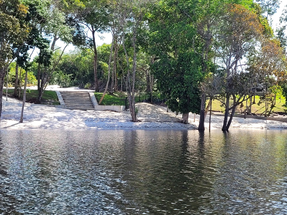 Praia artificial nas margens da bacia do Tarumã-Açu  — Foto: Hariel Fontenelle/ g1 