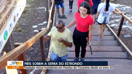 Fiéis agradecem e pagam promessas ao subir a serra do Estrondo, em Paraíso
