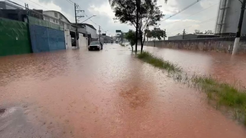 Chuva deixa parte da cidade de SP em estado de atenção; bombeiros registram afogamento e desabamento