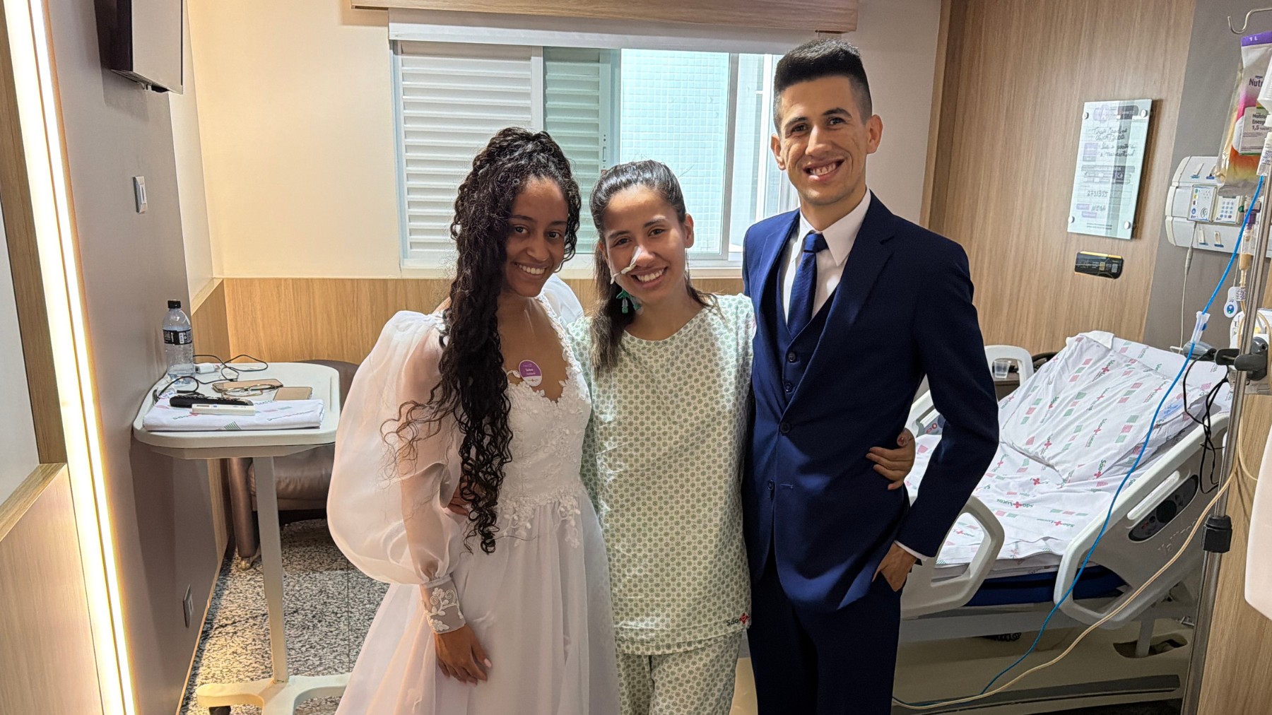 Madrinha internada perde casamento do irmão, e casal vestido de noivos a surpreende com visita a hospital, no PR