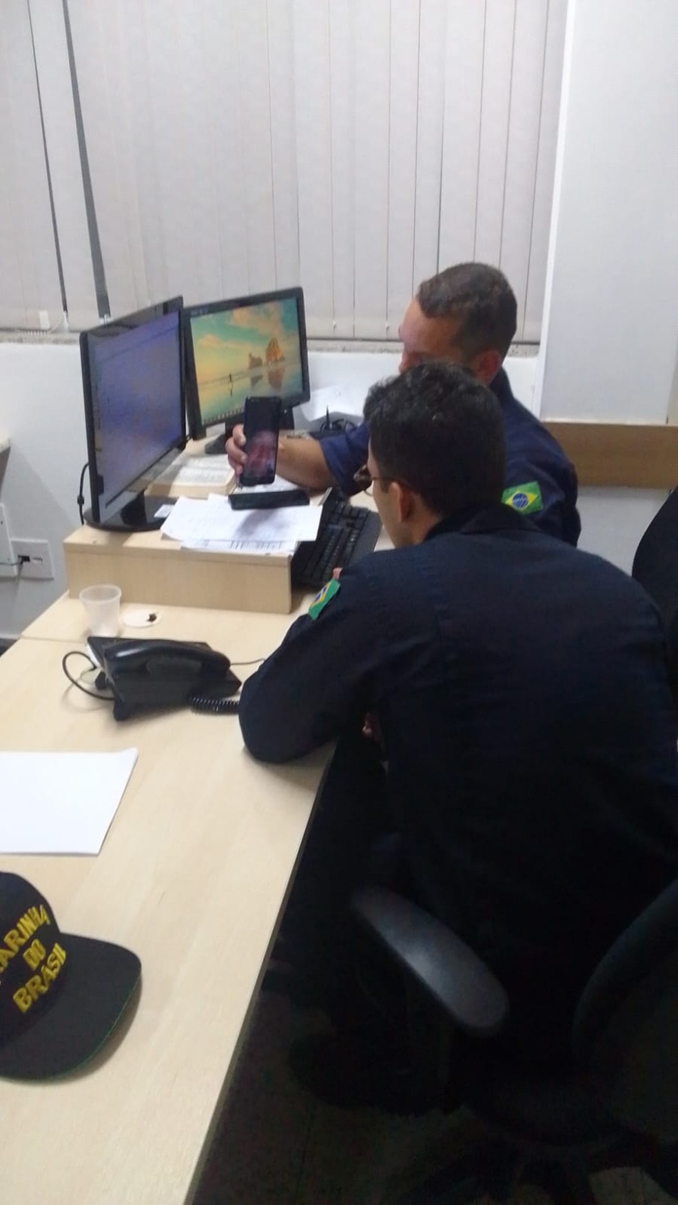 Médico da Marinha faz teleatendimento a velejador resgatado — Foto: Marinha do Brasil/Divulgação