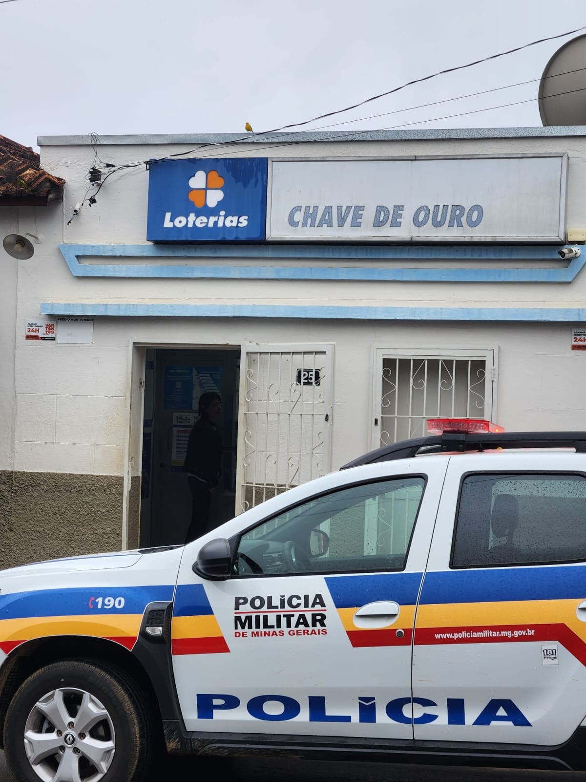Criminosos invadem lotérica, quebram paredes, mas não conseguem acessar cofre em MG