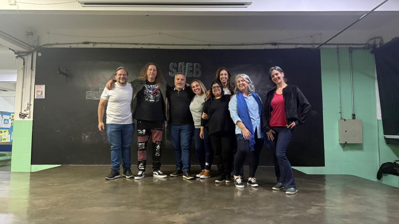 Ex-estudantes de escola de Sorocaba se reencontram em sala de aula após 35 anos: ‘Sentimento de voltar no tempo’