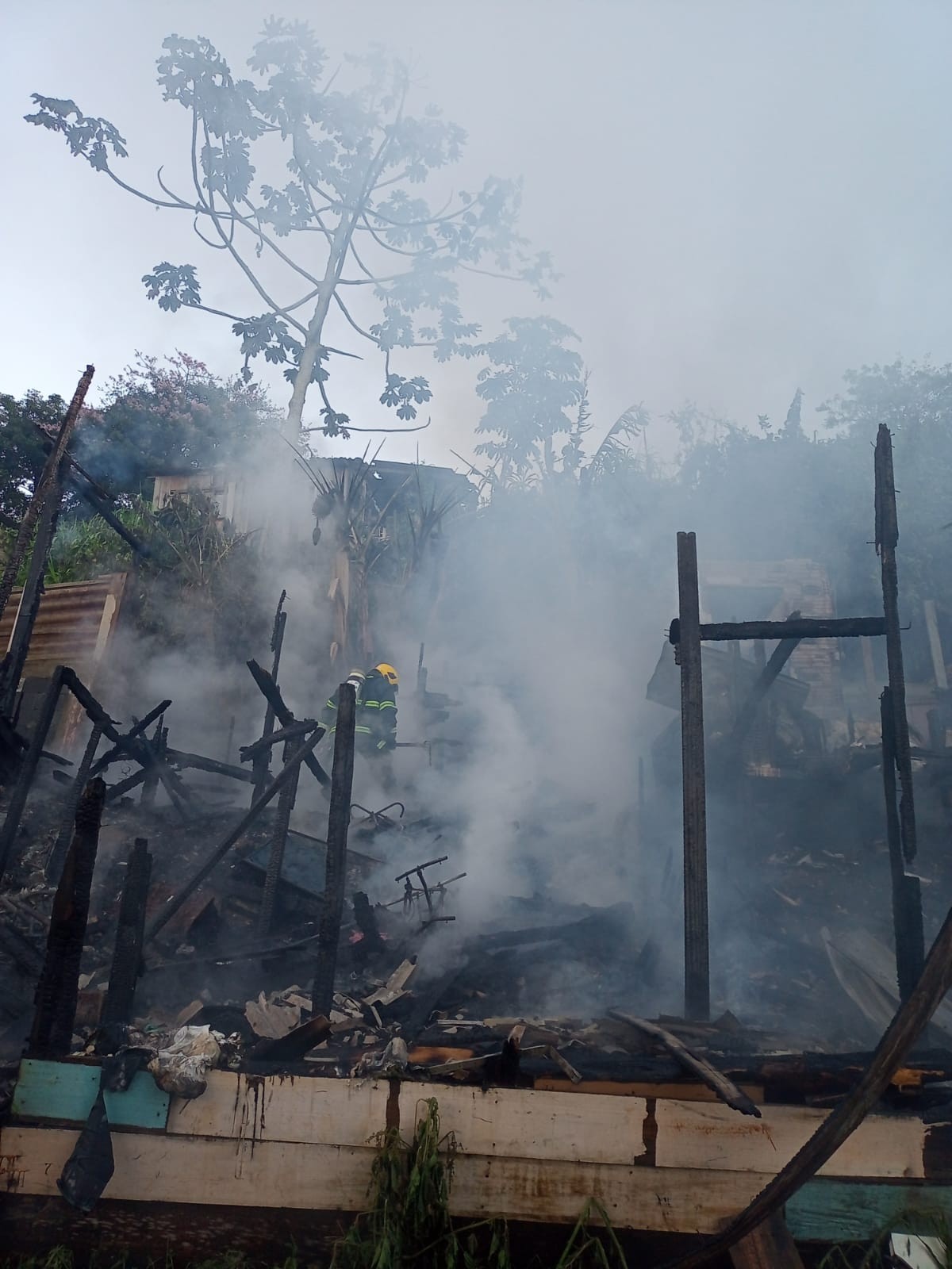 Mulher morre em incêndio que destruiu casas em Itajaí
