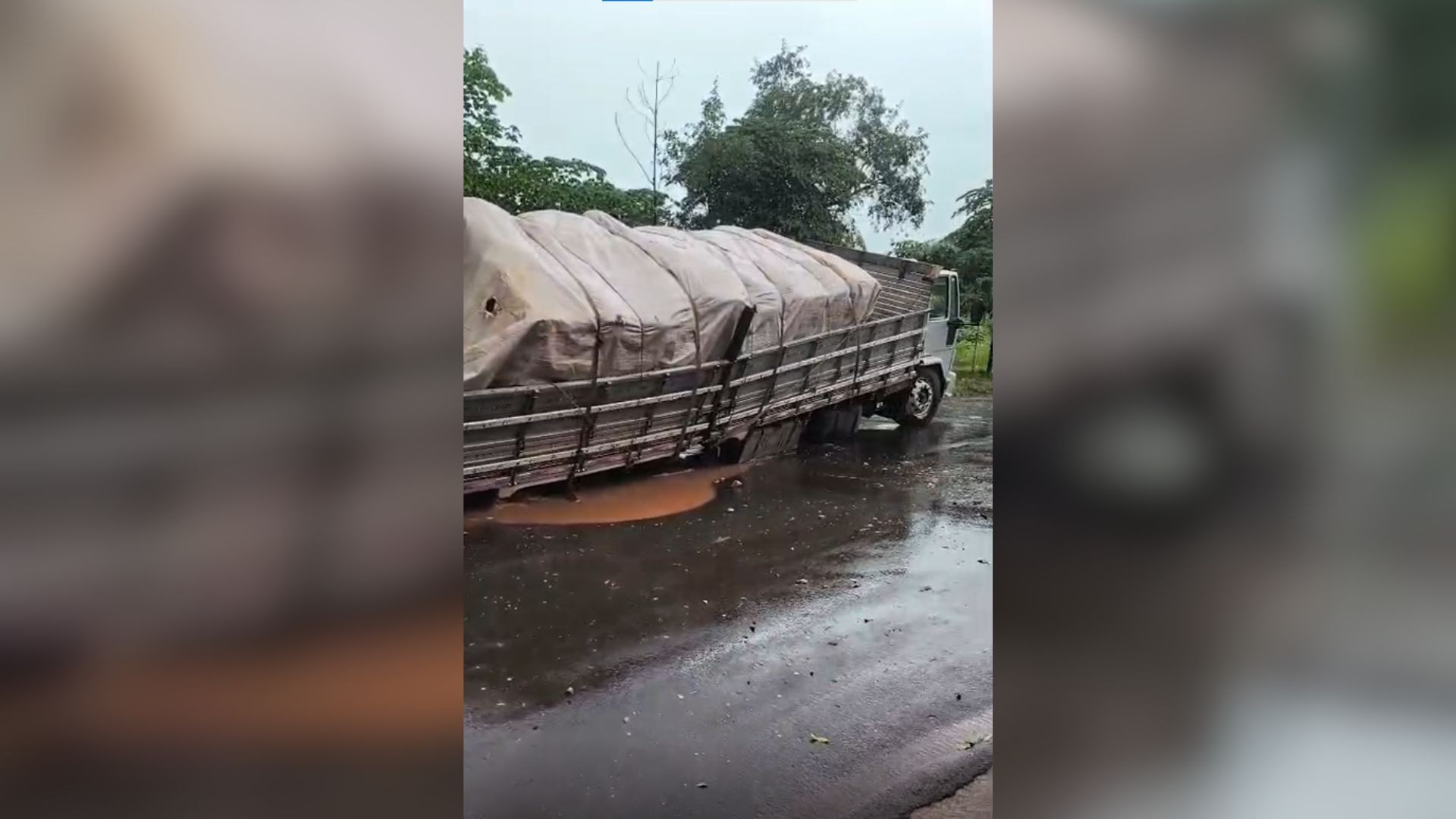 Caminhão fica preso após asfalto ceder por acúmulo de chuva em Votuporanga