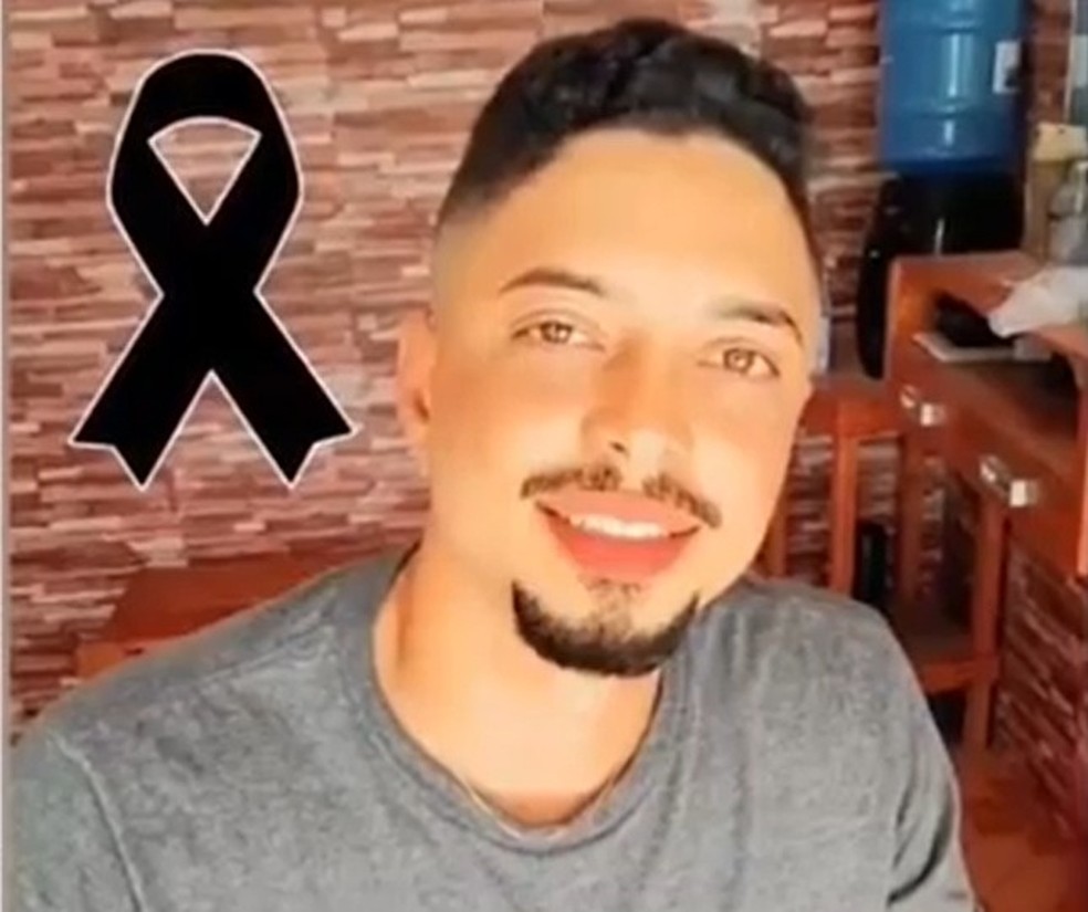 Servidor p&uacute;blico Elvis Adriane de Jesus Ara&uacute;jo, de 30 anos, foi encontrado morto dentro de um carro em uma rodovia no trecho da cidade de Mata de S&atilde;o Jo&atilde;o &mdash; Foto: Reprodu&ccedil;&atilde;o/TV Bahia