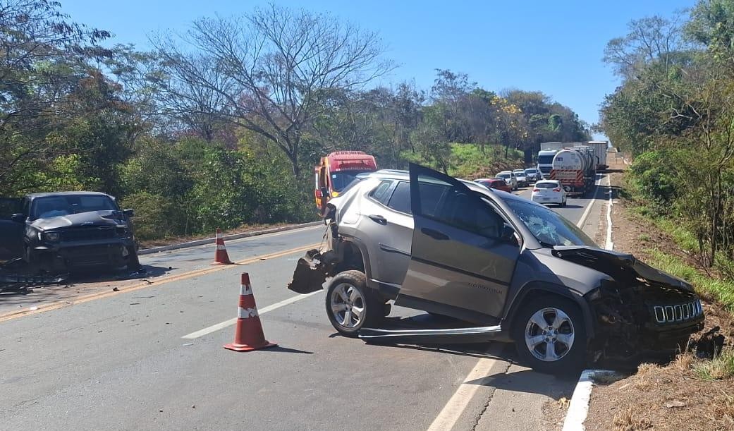 Oito pessoas ficam feridas após batida entre caminhão e três carros na BR-153, em Goiás