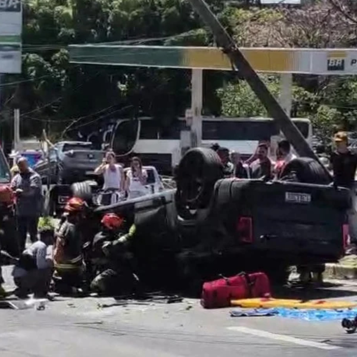 Motorista morre após carro bater em poste e capotar no distrito de Sousas, em Campinas