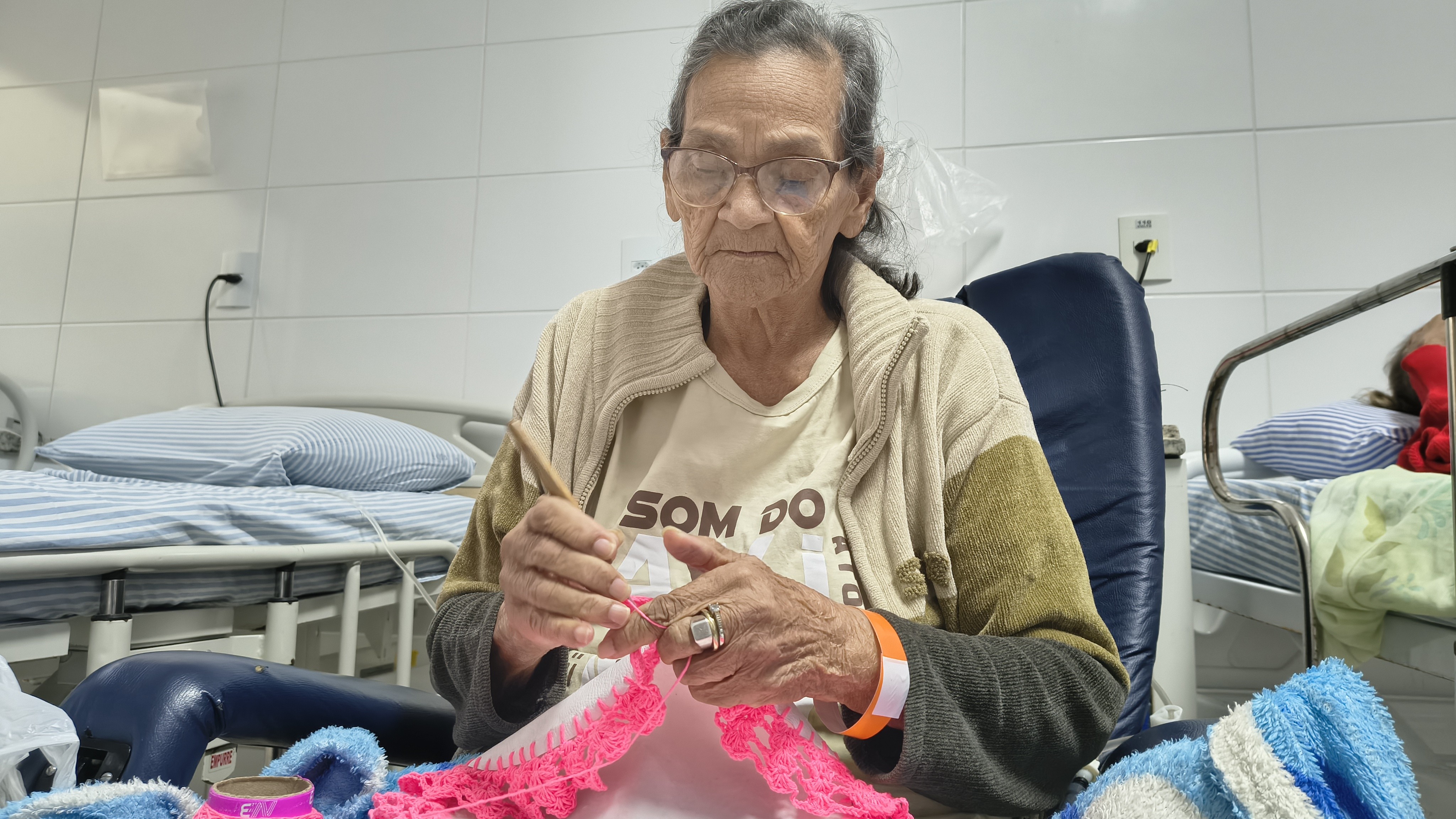 Idosa faz crochê durante diálise e doa peças a pacientes e funcionários de hospital no interior de SP: 'Temos que agradecer'
