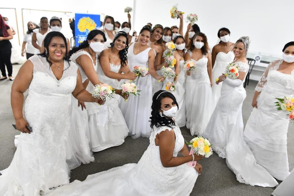 Dama de vermelho faz ensaio de casamento e para trânsito com homens armados