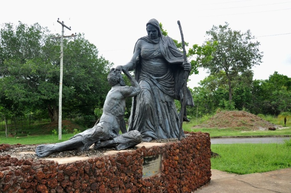 Estátua da Mãe Bonifácia em Cuiabá — Foto: Bruno Pinheiro