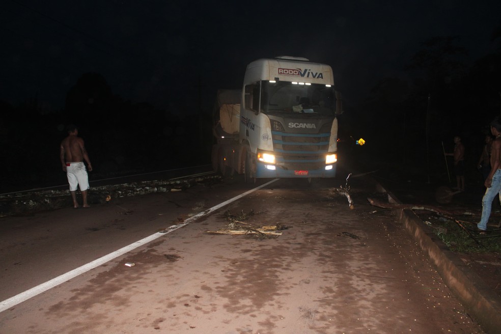 Caminhoneiro furou o bloqueio na madrugada desta sexta-feira (28). — Foto: Reprodução / Redes sociais