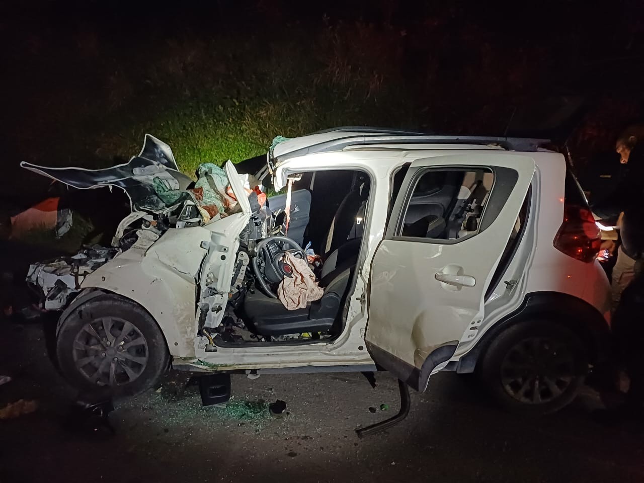 Mulher morre e quatro ficam feridos em acidente entre carro e ônibus na BR-174