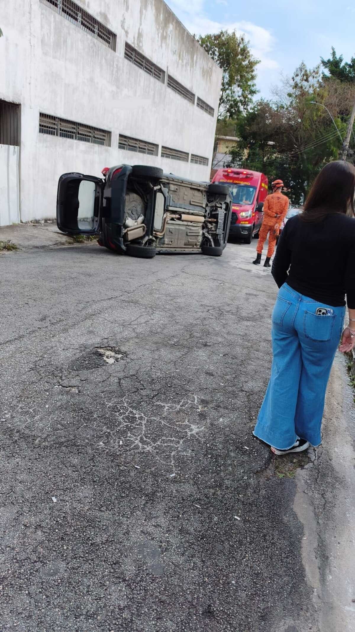 Carro capota e deixa mulher ferida em Volta Redonda