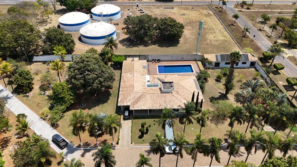Vista aérea da casa de Wellington Luiz, no Park Way. Ao fundo, o reservatório da Caesb, proprietária de todo o terreno que aparece na imagem. — Foto: Arquivo pessoal