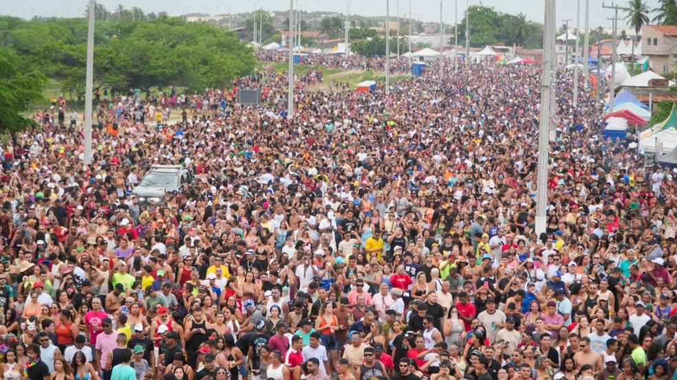 Cerca de 120 mil pessoas participam do Carnaval de Natal na Avenida da Alegria, na praia da Redinha — Foto: Divulgação