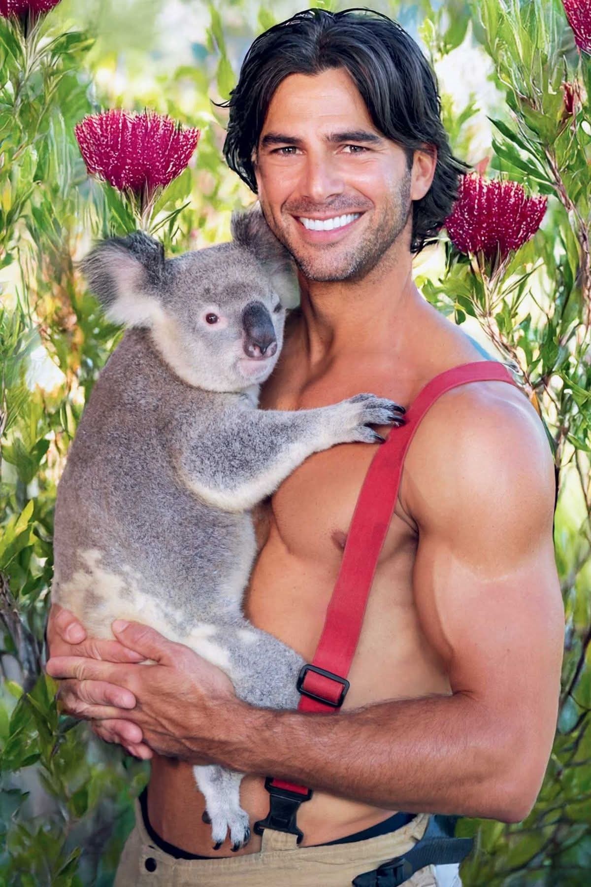 Bombeiros australianos posam sem camisa ao lado de animais para calendário