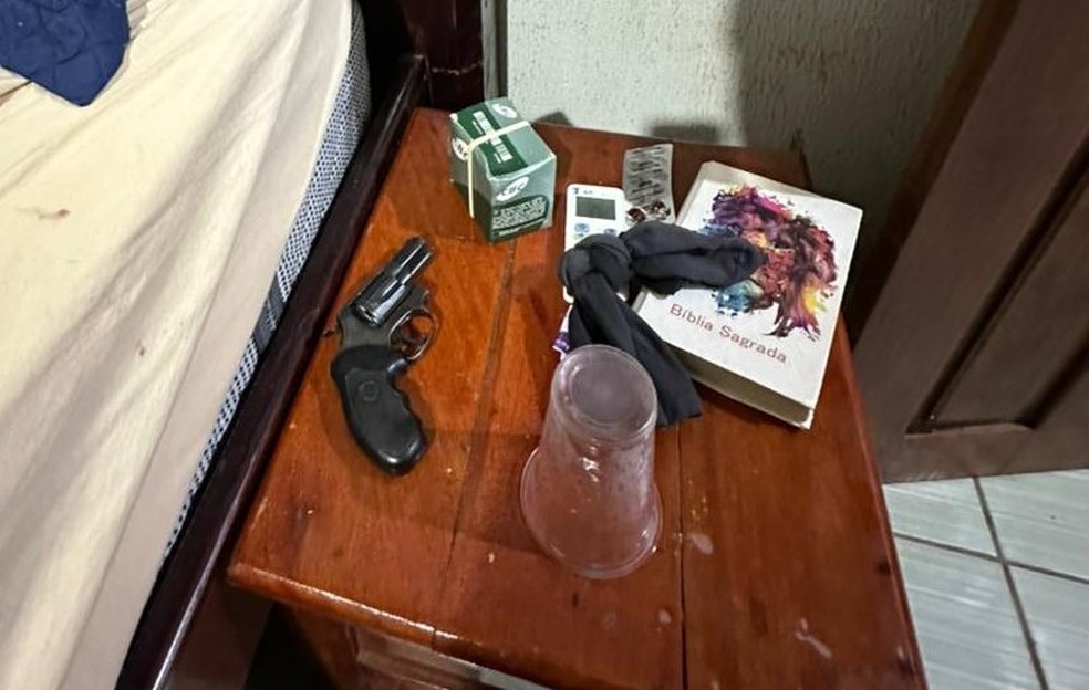 Em Confresa, uma pessoa foi presa por posse ilegal de arma de fogo e outra por porte de drogas — Foto: Reprodução