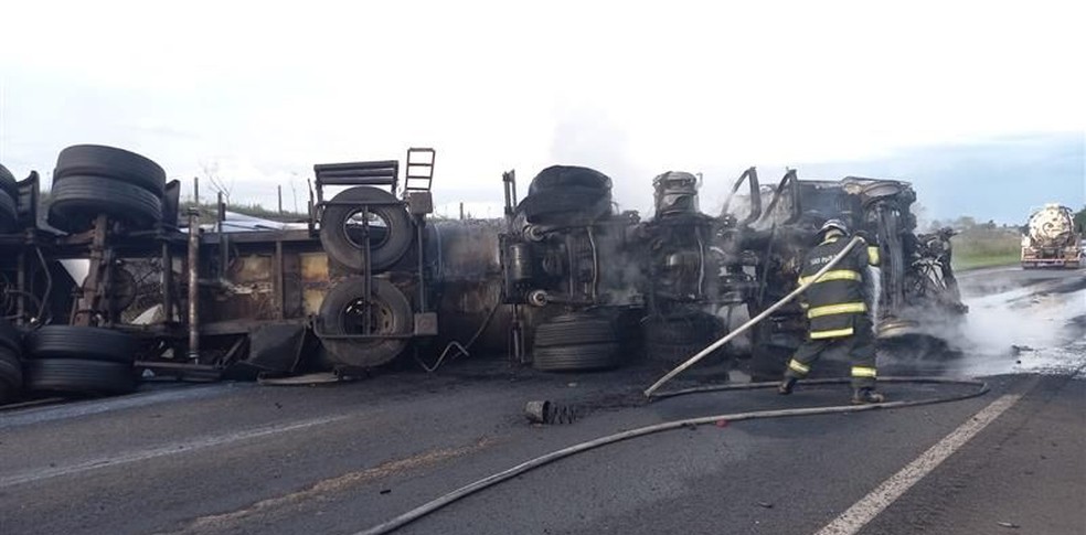 Acidente entre caminhão-tanque e carro mata uma pessoa em Itaberá — Foto: Artesp/Divulgação