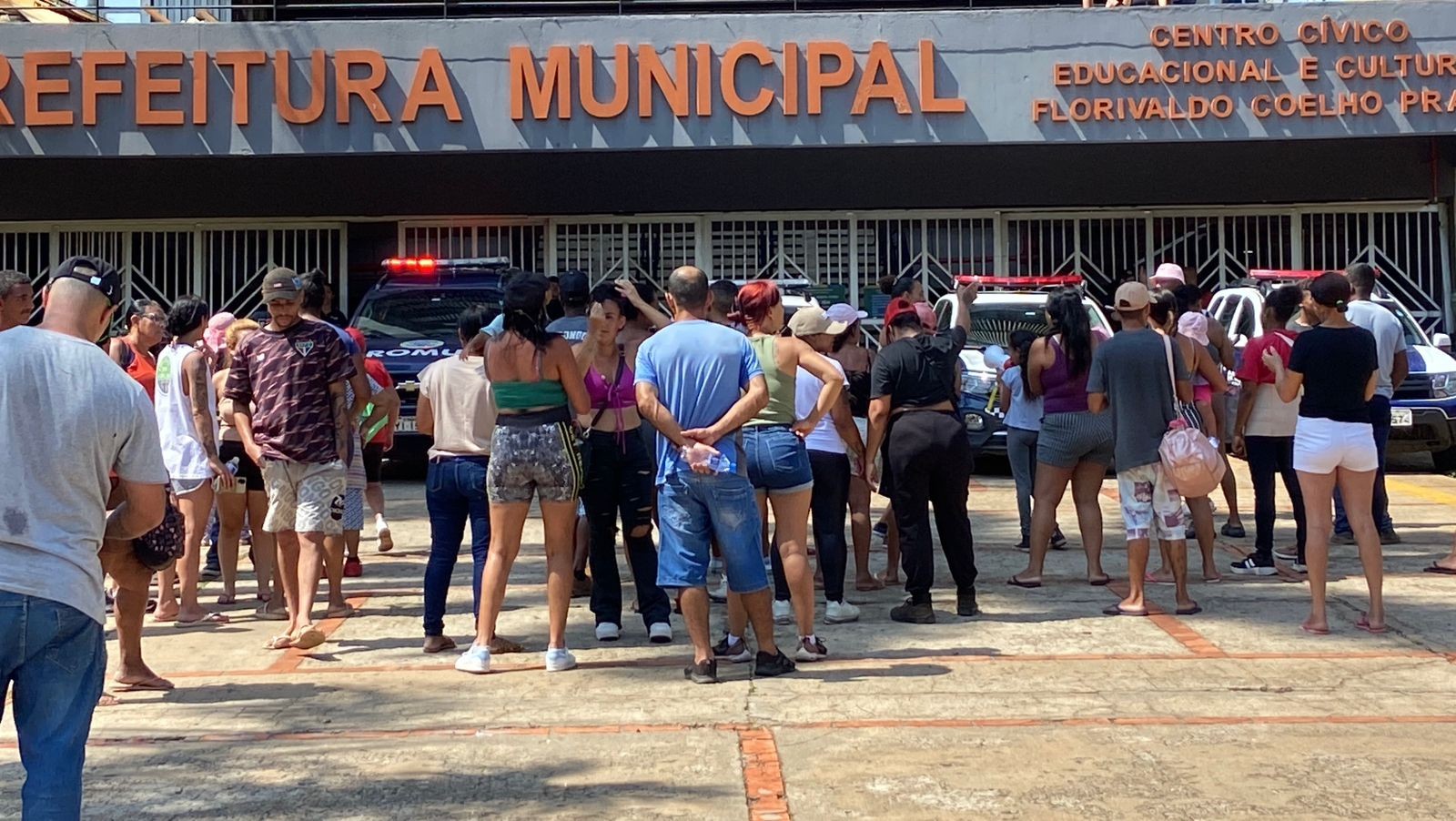 Moradores de comunidade de Piracicaba alvo de ação de despejo protestam para cobrar programa habitacional da prefeitura