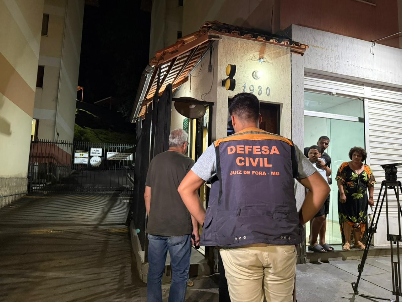 Deslizamento atinge fundos de condomínio na rua Olegário Maciel, em Juiz de Fora