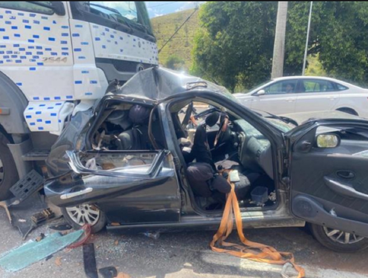 Carro com bebê e criança de 6 anos é atingido por caminhão em engavetamento na BR-116