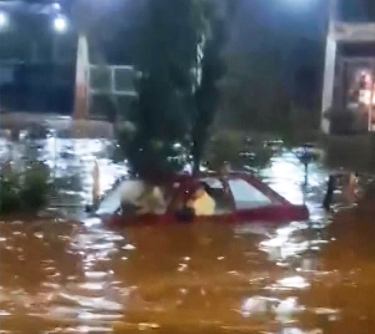 VÍDEO: chuva alaga avenida e motorista fica ilhado em carro no interior de SP