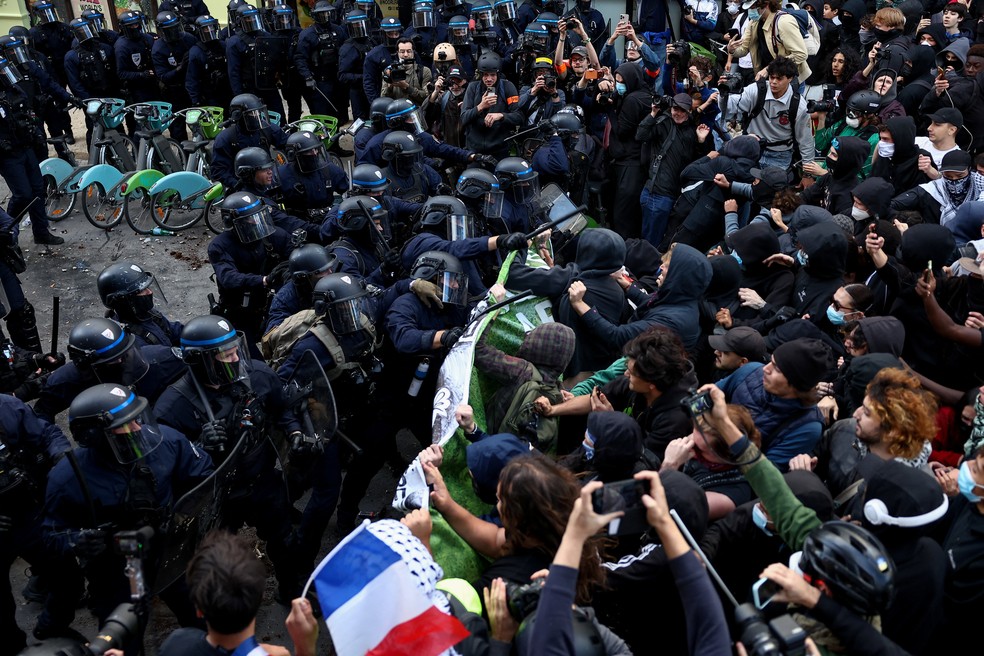 Policiais entram em confronto com manifestantes durante um protesto de estudantes do ensino médio e universitários em Paris, em um dia nacional de manifestações e bloqueios apoiados por professores e pais de alunos para exigir melhores condições nas escolas da França. — Foto: Abdul Saboor / Reuters