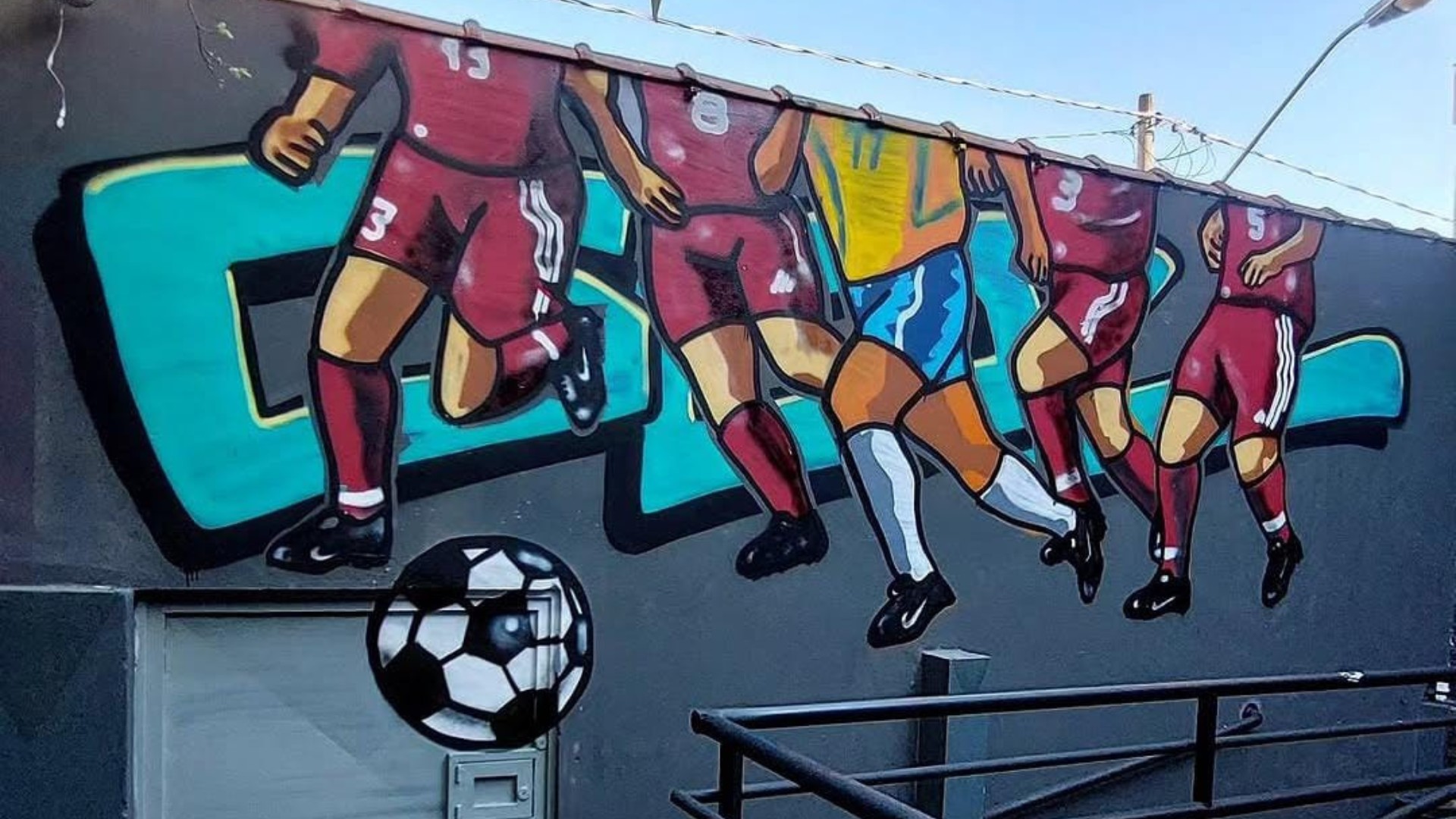 Dribles em chapas metálicas e gols em telhas de zinco: artista sorocabano transforma momentos do futebol em grafites — Foto: Reprodução/golgraffiti