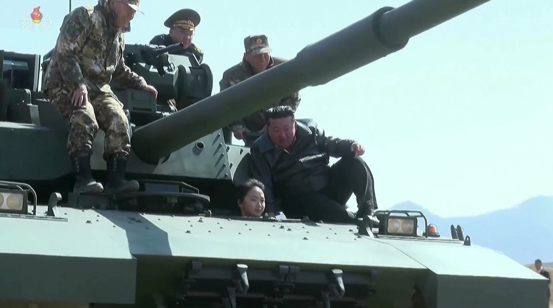 Kim Jong-un faz 'passeio' em tanque de guerra ao lado da filha de 13 anos; VÍDEO