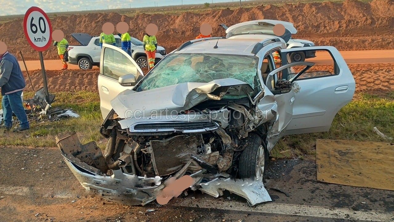 Acidente entre dois carros interdita rodovia em Santa Maria da Serra