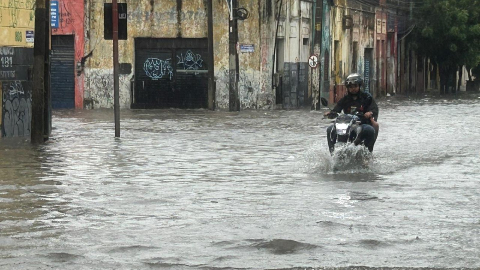 Chuva forte causa alagamentos em ruas de Fortaleza