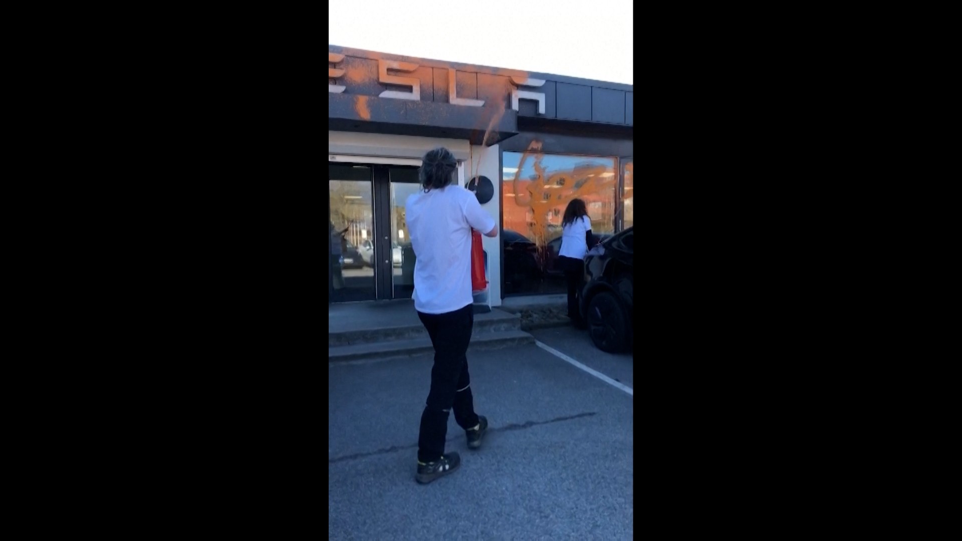 Lojas da Tesla, de Elon Musk, são pichadas por ativistas ambientais na Suécia