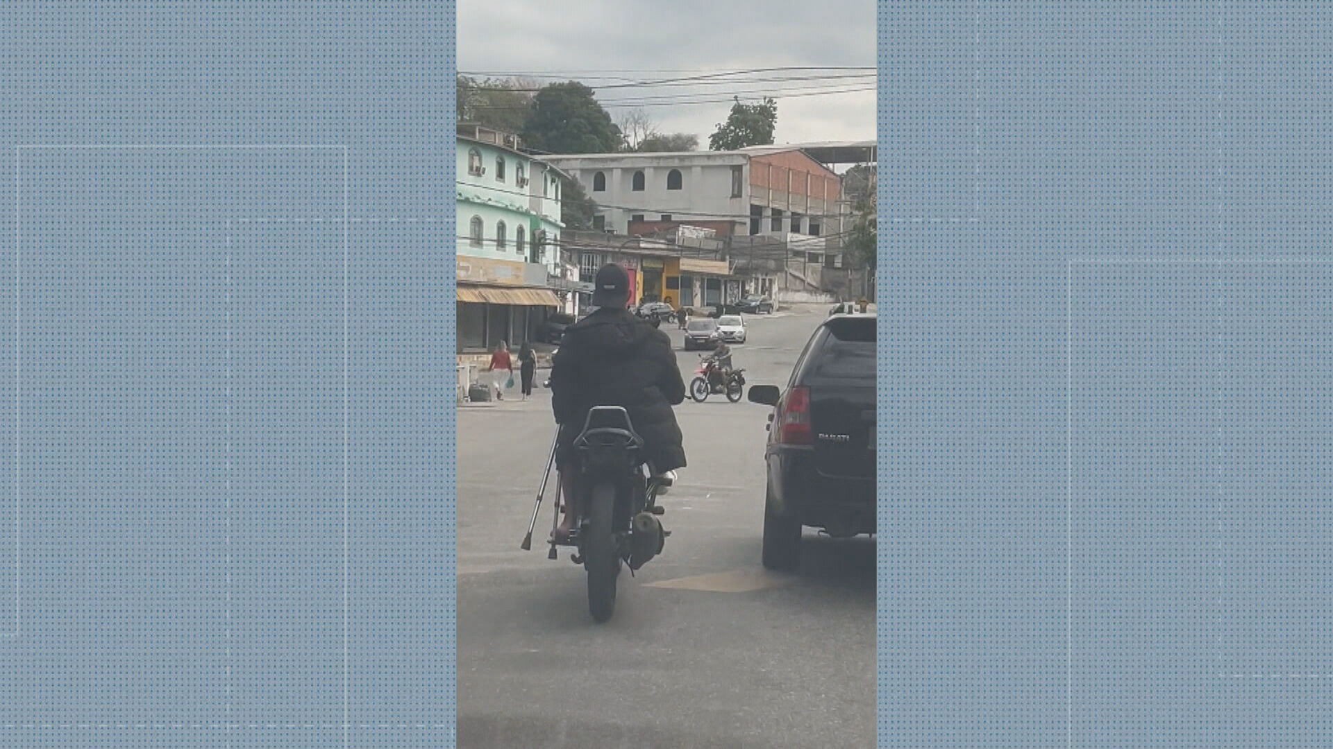 VÍDEO: homem com gesso e muletas pilota moto sem placa em Realengo